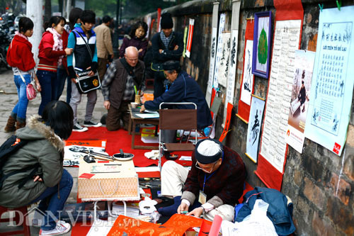 Nét đẹp con chữ ngày Xuân trên phố ông đồ