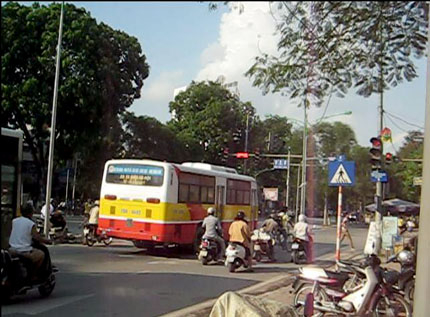 Hạn chế phương tiện cá nhân, dân đi bằng gì?