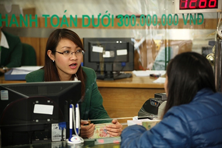 Khách hàng hoa mắt vì lãi vay