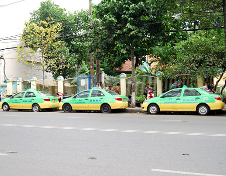 Taxi kêu cứu vì thiếu chỗ dừng