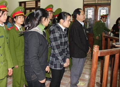 Vợ hiệu trưởng mua dâm tố đồng phạm