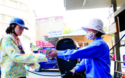 Xăng dầu thế giới giảm sâu, trong nước còn lâu mới giảm