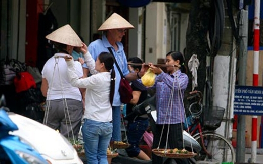 Mất mặt với nạn hàng rong bám khách