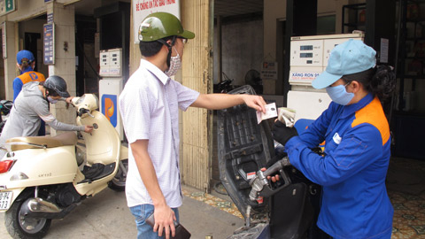 Xăng dầu tạm lui, than và gas quyết tăng giá