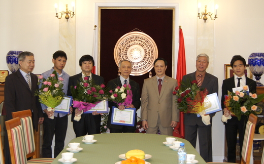 Đại sứ quán Việt Nam tại Ba Lan tặng giấy khen vinh danh các cá nhân tiêu biểu trong Cộng đồng Việt Nam tại Ba Lan năm 2013.
