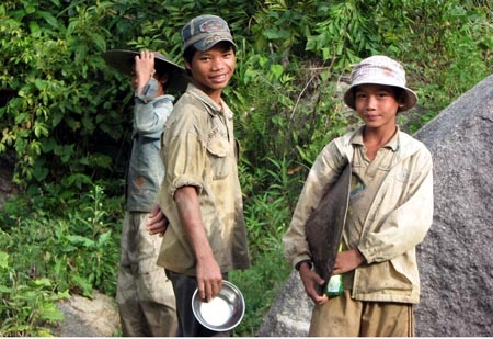 Vùi đời trẻ vào bãi vàng sa khoáng