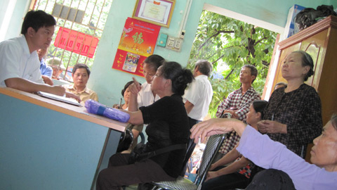 Muốn tăng lương công chức, phải cắt bớt những "kẻ ăn bám"