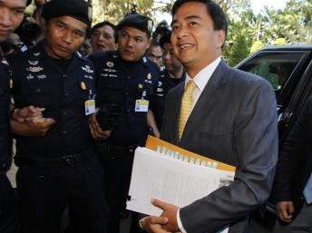 Biểu tình Thái Lan 2010: Abhisit bị xét hỏi