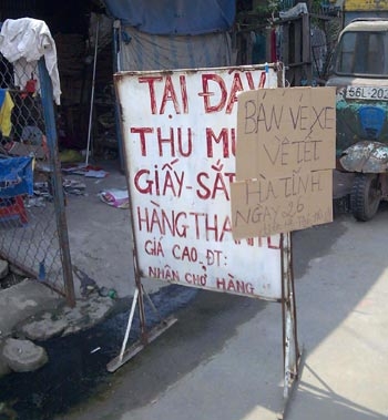 Tiệm giặt ủi, vựa ve chai cũng bán vé xe Tết