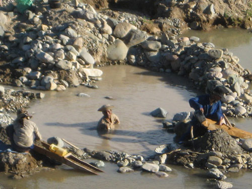 Khoét sông Dakrong đãi vàng