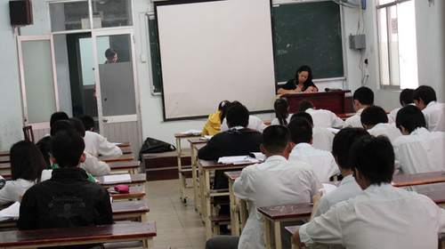 Lại “bán trường” để tránh giải thể