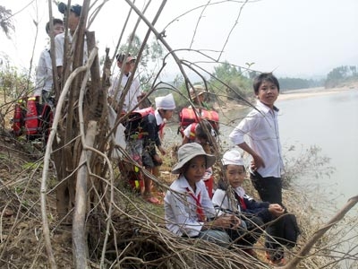 Làng cõng con đến trường tìm chữ