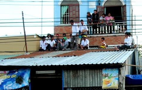 Đổ xô đi xem hội đua ghe ngo