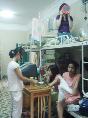 Cứ như rình chuyện người khác