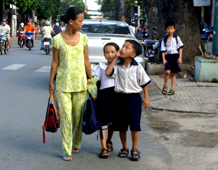 Gánh nặng 5 kg trên vai học trò nhỏ