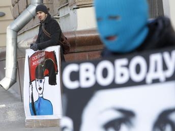 Ân xá Quốc tế kêu gọi Nga trả tự do cho 3 cô gái bị bắt vì chống Putin