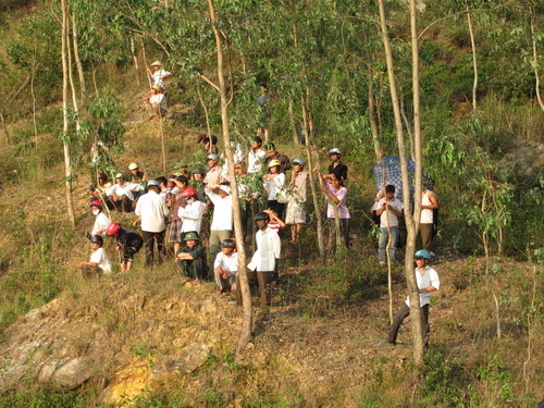 Phát hiện dấu vết chiếc xe khách nghi bị lũ cuốn trôi