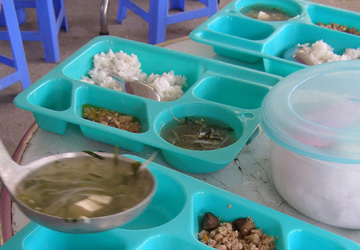 Rút rỉa suất ăn của học sinh: Hoa hồng “tặng” hiệu trưởng!