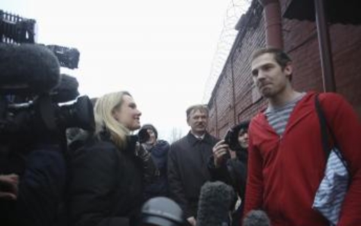 Nga sẵn sàng để cho các thành viên Greenpeace xuất cảnh