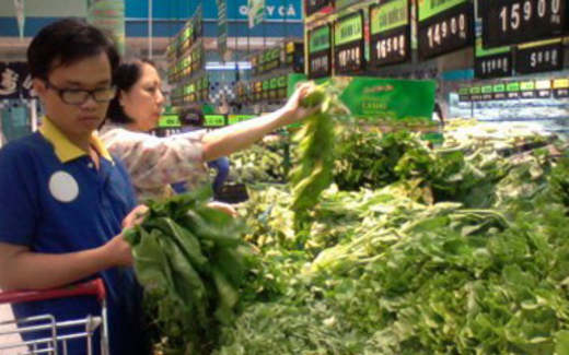 Lương giảm giá tăng, dân hết đường tiết kiệm