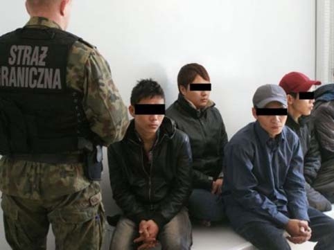 Biên phòng kiểm tra người nước ngoài ở Wólka Kosowska.