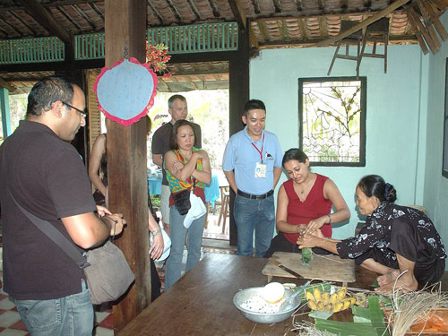 Đến Việt Nam ăn tết