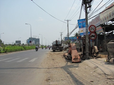 Rối tung vì "mạng nhện" biển báo giao thông ở TP.HCM