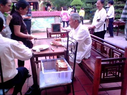 Vì sao khỏi bệnh khi gặp lang băm, “người giời”?