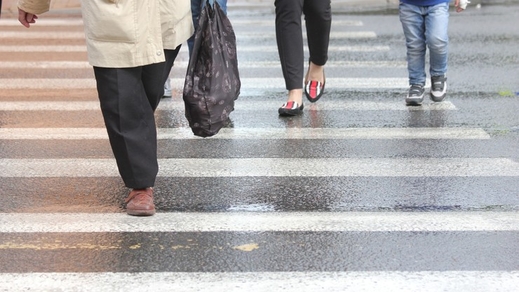 Những qui định mới về giao thông đường bộ: Khoảng cách giữa các phương tiện và sự ưu tiên dành cho người đi bộ.