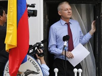 Assange có cách nào để rời khỏi sứ quán Ecuador?