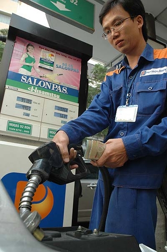 Nhập nhèm giá xăng dầu