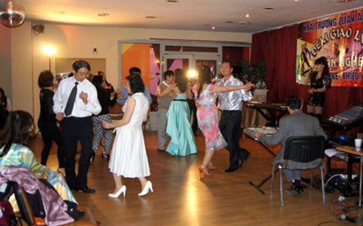 Khai trương Quán âm nhạc.