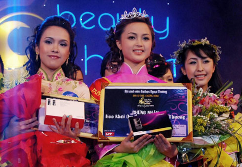 Nữ sinh viên khoe sắc trong giá rét