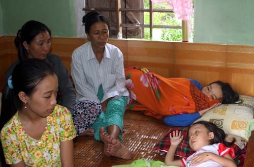 "Con ơi! Nằm trong nước lũ lạnh lắm"