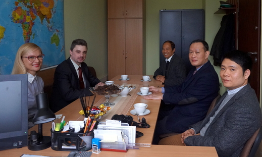 Câu chuyện đầu năm, một chuyến thăm những người Việt bị tạm giữ.