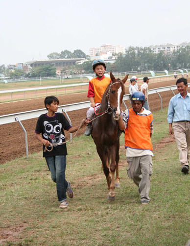 Những đứa trẻ “mặt lạnh” ở trường đua Phú Thọ