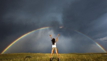 Bộ ảnh tuyệt đẹp cô gái, cầu vồng và cơn bão