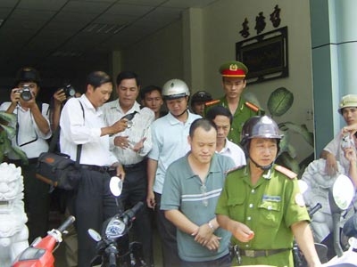 Người nhà bị can làm thay việc của tòa(?)