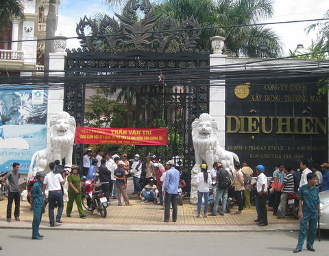 Biệt thự đại gia Diệu Hiền lại bị nông dân vây đòi nợ