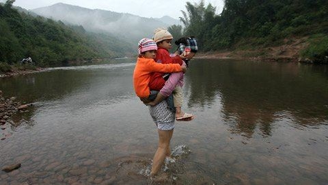 Nghịch cảnh những nẻo đường đến trường