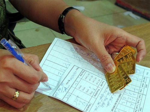 Xả vàng, giá vẫn tăng
