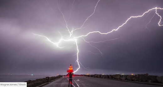 Làm gì khi gặp giông? Cấp cứu người bị sét đánh