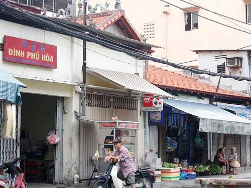 "Xẻ thịt" đình thần: Cắt đất đem bán