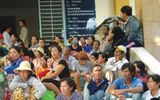 Tăng viện phí: người bệnh được lợi?