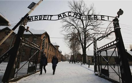 Tìm thấy biển hiệu trại tập trung Auschwitz, 5 người bị bắt