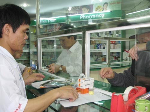 Thuốc “rón rén” tăng giá