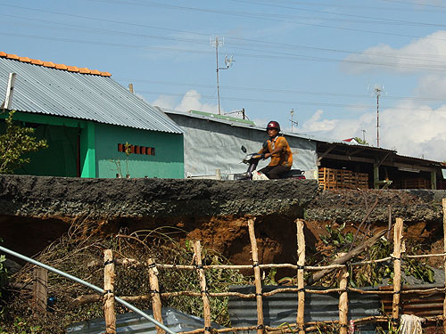 “Cưa chân” cầu Mỹ Thuận