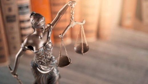 Liệu luật sư của nữ nghi can người Việt có ý định mang các đĩa hồ sơ CD vụ án ra khỏi tòa hay không? Các nhân viên điều tra sẽ xem xét việc này.