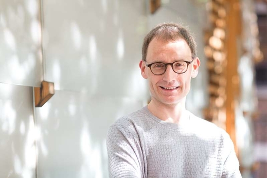 Nhà dịch tễ học hàng đầu nước Anh xin thôi không cố vấn cho chính phủ nữa. Ông đã gặp bồ của mình khi đang bị cách ly