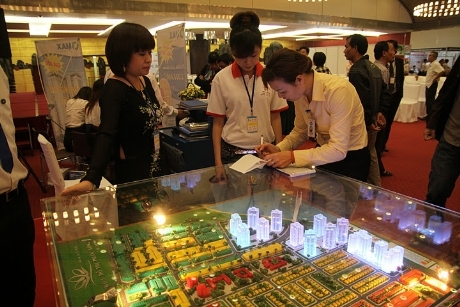 Người bán, kẻ mua cùng…chờ